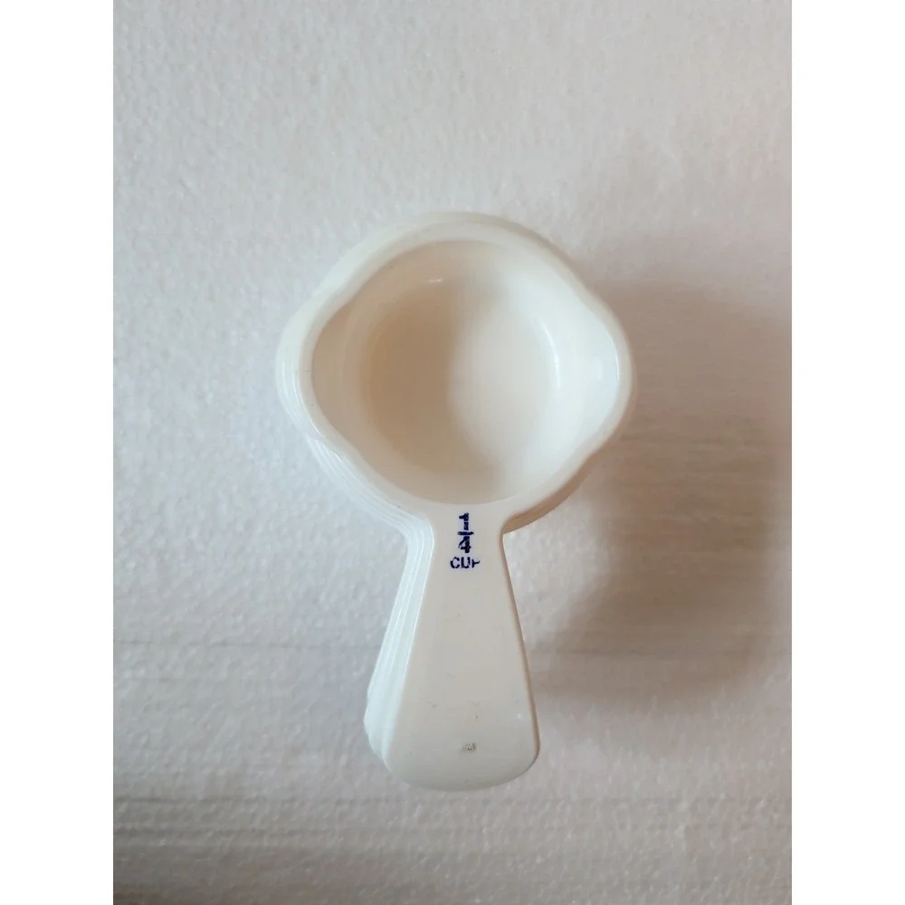 Tupperware 5 Measuring Cups Set 3479C-3483C‎ White Curved Handles 1/4 to 3/4 Cup